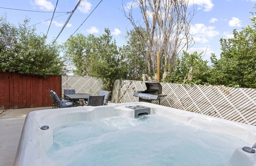 Dupont House | 420Friendly 8BR HotTub PS5 Arcade Theater Pool Sauna DancePole
