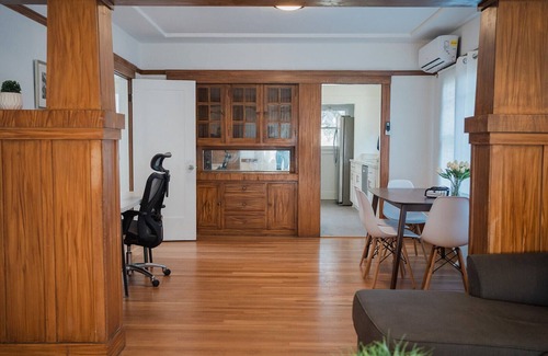 Mosswood Apartment | 425A- Upper 2B1B Unit Gated Parking near Bart & FW, shops and restaurants