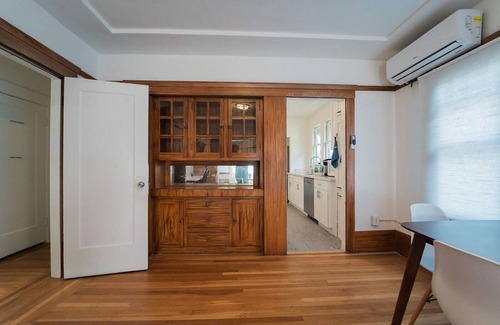 Mosswood Apartment | 425A- Upper 2B1B Unit Gated Parking near Bart & FW, shops and restaurants