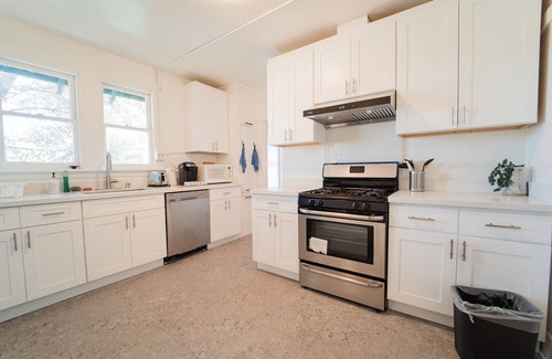 Mosswood Apartment | 425A- Upper 2B1B Unit Gated Parking near Bart & FW, shops and restaurants