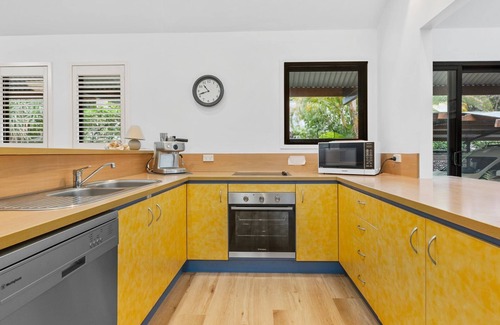 Rainbow Beach House | 43 Satinwood Drive - Rainbow Shores. Pet Friendly and Air Conditioned!