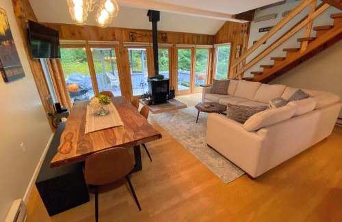 Twin Mountain House | 43TV peaceful retreat in the White Mountain fireplace fire pit large yard WiFi AC