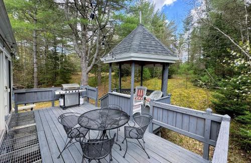 Twin Mountain House | 43TV peaceful retreat in the White Mountain fireplace fire pit large yard WiFi AC