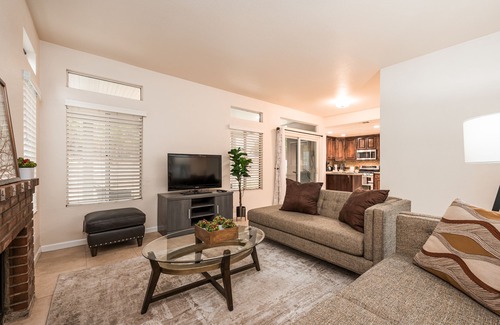 Riverside House | 4b3b Spacious House/Free Parking/Pet friendly