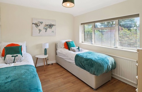 Iver House | 4bed 3bath House Private Parking & Garden