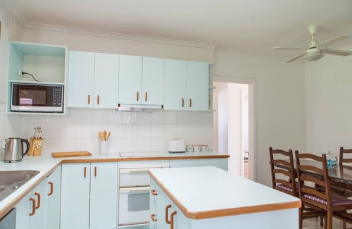 Burwood East House | 4bedrooms, 2.5 bathrooms w/WIFI & NETFLIX Home at Burwood East *pets friendly*