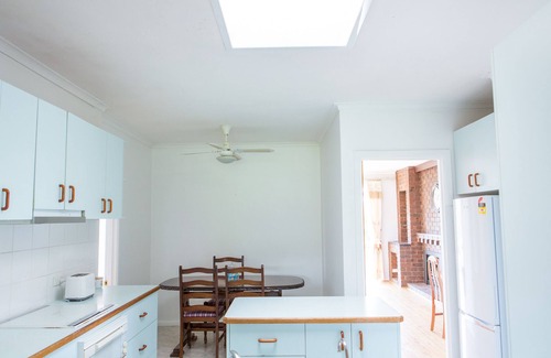 Burwood East House | 4bedrooms, 2.5 bathrooms w/WIFI & NETFLIX Home at Burwood East *pets friendly*