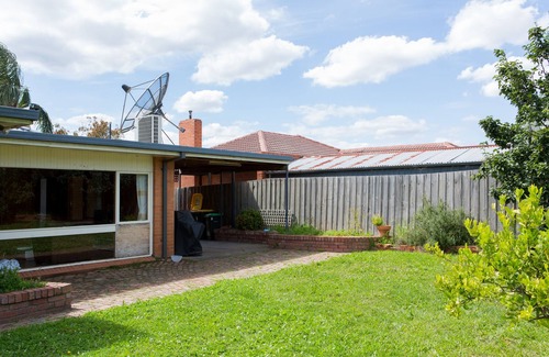 Burwood East House | 4bedrooms, 2.5 bathrooms w/WIFI & NETFLIX Home at Burwood East *pets friendly*