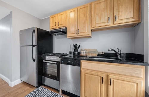South Boston Apartment | 4BR/1BTH Easy Commute South Boston Apartment