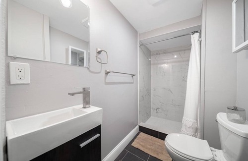 South Boston Apartment | 4BR/1BTH Easy Commute South Boston Apartment