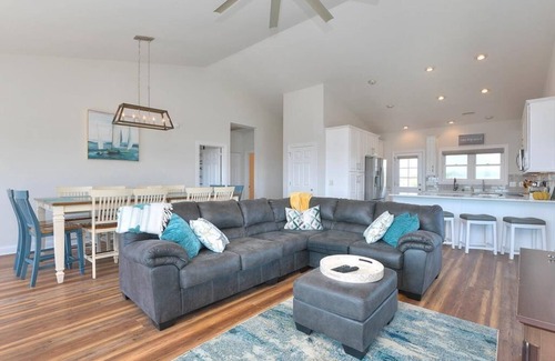 Long Beach House | 4BR/3.5BA Home - 2nd Row, Ocean Views, Walk to Beach, POOL, Sleeps 14