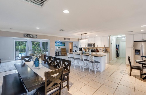 McGregor House | 4br 3ba Home, heated pool near Beaches & Downtown