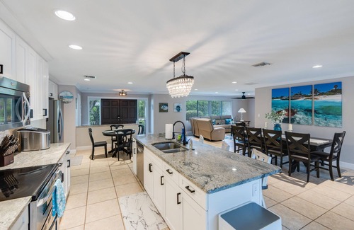 McGregor House | 4br 3ba Home, heated pool near Beaches & Downtown