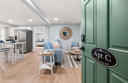 Gainesville Apartment | 4BR/4BA Newly Built, 5 min to square. Pet+, Full Kitchen, Washer/Dryer, 15+ days