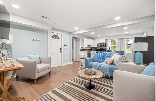 Gainesville Apartment | 4BR/4BA Newly Built, 5 min to square. Pet+, Full Kitchen, Washer/Dryer, 15+ days