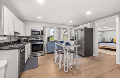 Gainesville Apartment | 4BR/4BA Newly Built, 5 min to square. Pet+, Full Kitchen, Washer/Dryer, 15+ days