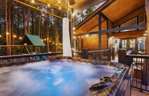 Golden Cabin | 4BR Amenity Packed! Pool Table, Playset, Putt Putt