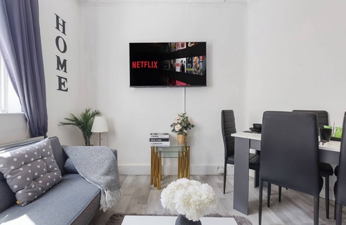 Tower Hill House | 4BR Central London Townhouse Next to Tower Bridge 2 Min Walk to Aldgate Station