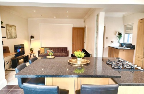 Stanley House | 4BR Free Parking Wi-Fi Wakefield, Long Stays, close to Pinderfields Hospital