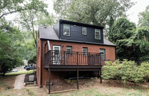Charlottesville House | 4BR Home with Backyard, Laundry, Parking: Long Stays Near Hospital & Downtown