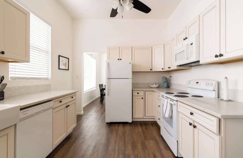 Hosford-Abernethy House | 4BR Sleeps 9 Spacious Home Walkable Area