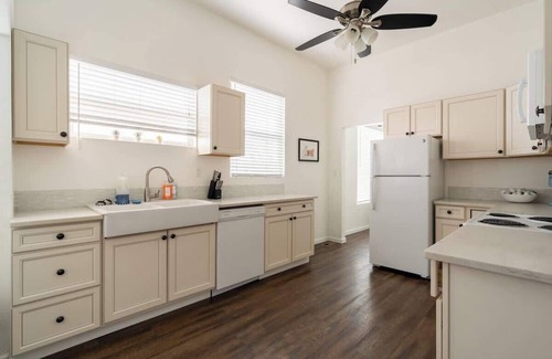 Hosford-Abernethy House | 4BR Sleeps 9 Spacious Home Walkable Area