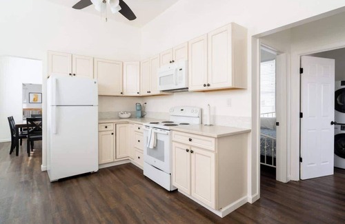 Hosford-Abernethy House | 4BR Sleeps 9 Spacious Home Walkable Area