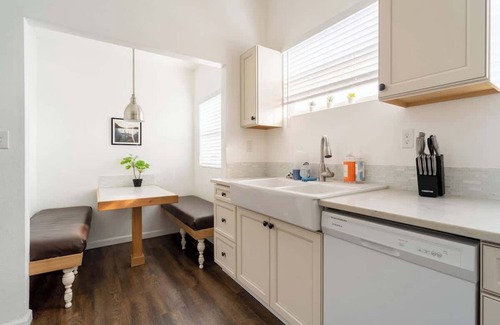 Hosford-Abernethy House | 4BR Sleeps 9 Spacious Home Walkable Area