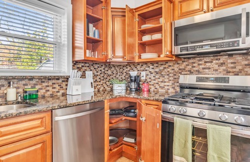 Seminary Hill House | 4BR Tropical Oasis, Free Parking