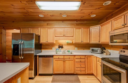 Boone Cabin | 4J Getaway - Rustic cabin between Boone & Blowing Rock with hot tub