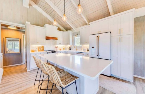 Duck Cottage | 4Min Walk to Beach + Community Pool & Tennis