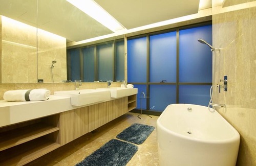 Kuala Lumpur Apartment | 4R3B Ultra Modern The Elements Condo Ampang hosted by TJ's Speakeasy