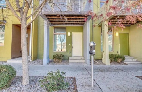 Raynolds Addition House | 4story 2bedroom 1.5bath townhome