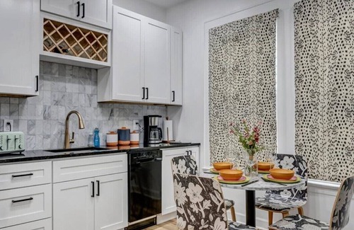 Urban Core Apartment | 4x Adorable Side by Side Apts - Sleeps 18!