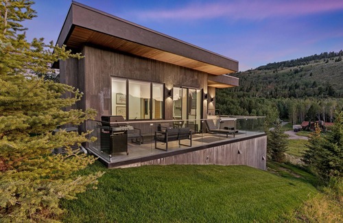 Jackson Hole House | 5 & 15 min drives to ski areas! 1m to town. Sleeps 6; hot tub, grill, fireplace.