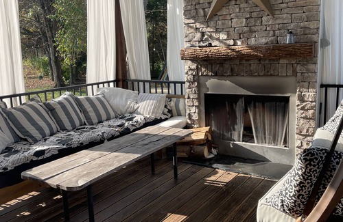 Buechel House | 5-acre Estate Home w/Swimming Pool, 10 minutes to Valhalla!