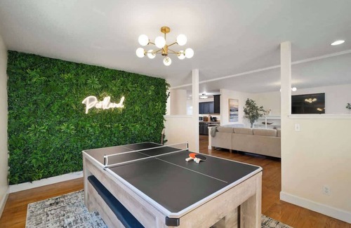 Sunnyside House | 5 BD/3.5BA -Arcade-WFH Desks-Pool/Pingpong Table