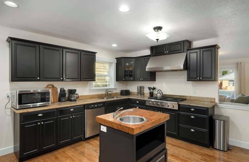 Sunnyside House | 5 BD/3.5BA -Arcade-WFH Desks-Pool/Pingpong Table