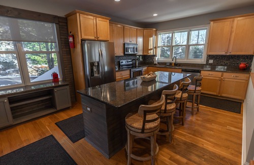 Lake Harmony House | 5 Bd Rm, private hot tub. Minutes to the slopes-JF and BB! Make great memories!