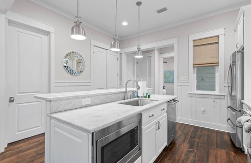 Watercolor House | 5 BDRM & 6 seat golf cart! On the green, everything for KIDS, 2 King BDRMs