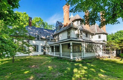 Newburgh House | 5 bdrm Victorian, built in 1881-With 21 rooms, on a hill on 4 VERY private acres