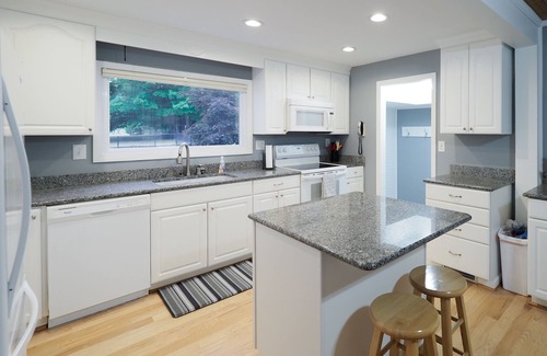 South Haven House | 5 bed, 5 bath, fire pit, private heated pool, close to downtown!