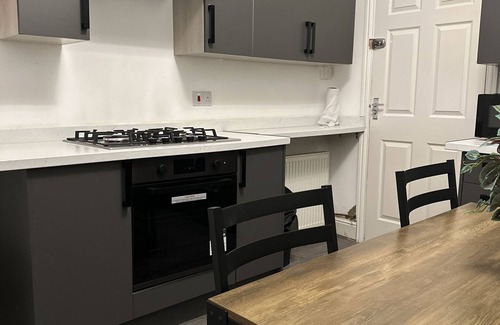 Trafford Apartment | 5-bed Apartment in Altrincham Near Airport