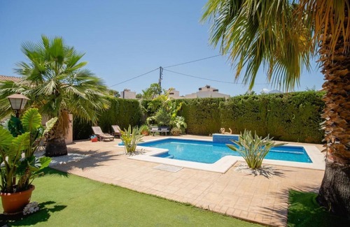 El Albir Villa | 5-bed chalet in Albir, with swimming pool, AC, 20-min-walk to beach.