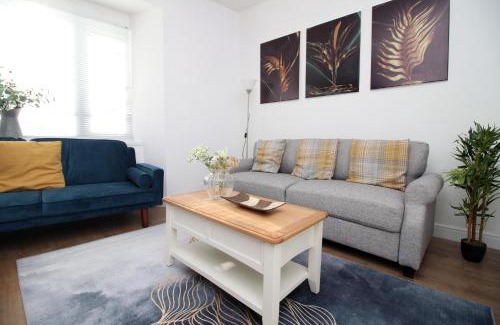 Castle Apartment | 5 Bed House - Sleeps 16 - Parking - Wifi