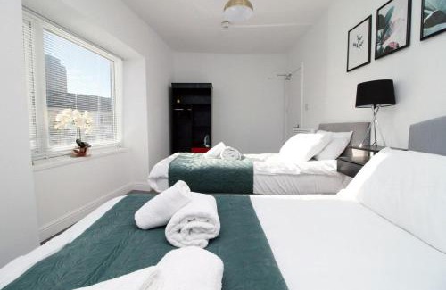 Castle Apartment | 5 Bed House - Sleeps 16 - Parking - Wifi