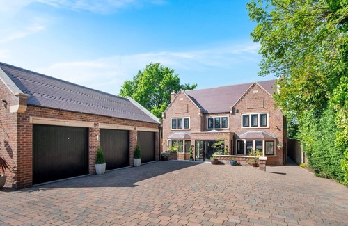 Doncaster Villa | 5 Bed Villa-Sleeps 10-Hot Tub-Bar & Pool table