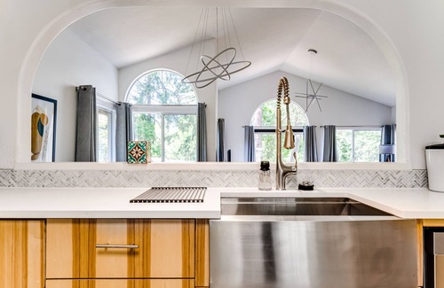 Western House | 5 bedroom/2.5 bath. Spacious Home in a Charming Neighborhood