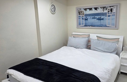 Brookvale Hotel | 5-bedroom holiday home on Northern beaches near Manly