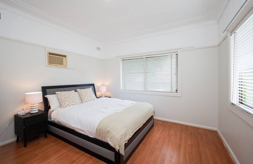 Revesby House | 5 Bedroom Home in Revesby-Sleeps 12